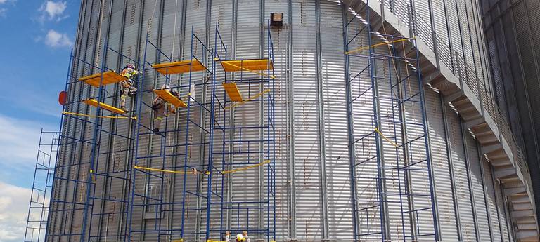 Andaimes tubulares montados em silo metálico de agroindústria
