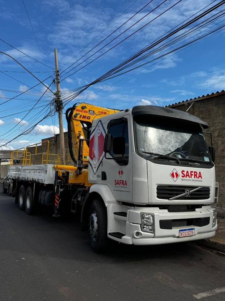 Caminhão munck com guindauto articulado amarelo, vista frontal